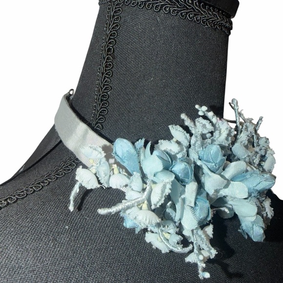 Gucci FW17 Floral Appliqué Ribbon Choker Blue Silk Corsage Necklace Bow Tie NWOT - Picture 5 of 8